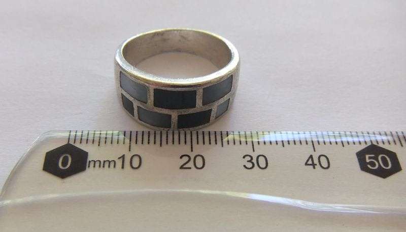 A FABULOUS SOLID STERLING SILVER RING SET WITH STAINED MOTHER OF PEARL !! QUALITY FIND !!