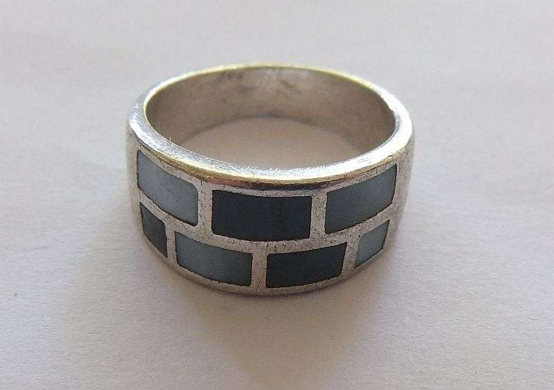 A FABULOUS SOLID STERLING SILVER RING SET WITH STAINED MOTHER OF PEARL !! QUALITY FIND !!