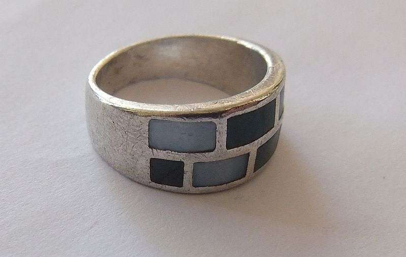 A FABULOUS SOLID STERLING SILVER RING SET WITH STAINED MOTHER OF PEARL !! QUALITY FIND !!