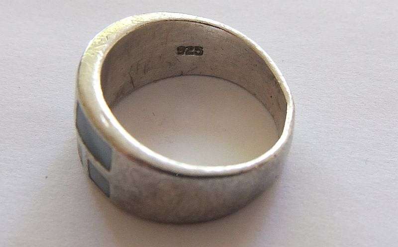 A FABULOUS SOLID STERLING SILVER RING SET WITH STAINED MOTHER OF PEARL !! QUALITY FIND !!