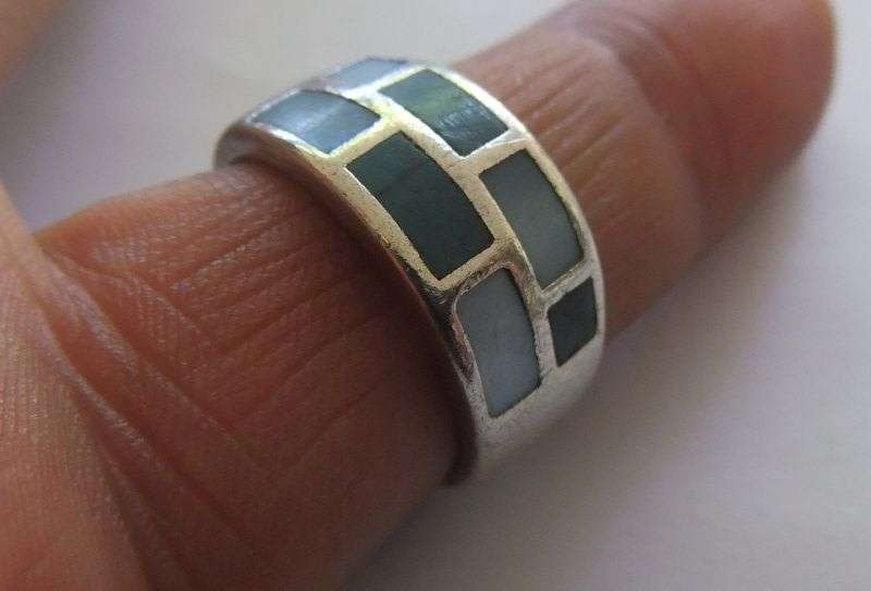 A FABULOUS SOLID STERLING SILVER RING SET WITH STAINED MOTHER OF PEARL !! QUALITY FIND !!