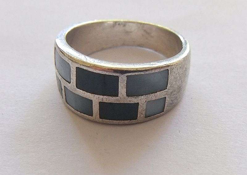 A FABULOUS SOLID STERLING SILVER RING SET WITH STAINED MOTHER OF PEARL !! QUALITY FIND !!