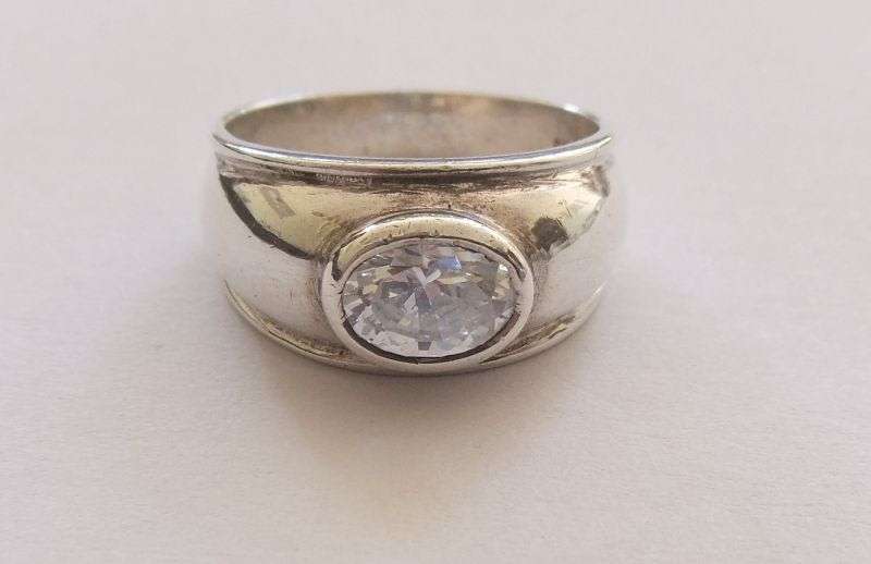 WOW !! A SUPERIOR QUALITY SOLID STERLING SILVER RING SET WITH A GORGEOUSLY FACETED STONE !!