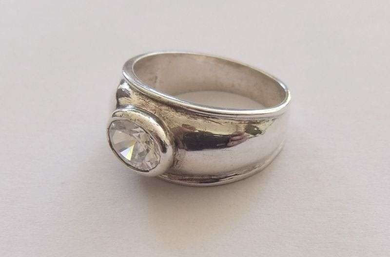 WOW !! A SUPERIOR QUALITY SOLID STERLING SILVER RING SET WITH A GORGEOUSLY FACETED STONE !!