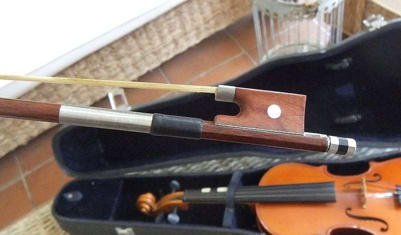 AWESOME FIND !! A STUNNING OLD VIOLIN WITH BOW AND RESIN IN ORIGINAL BOX !! IN WORKING ORDER !!