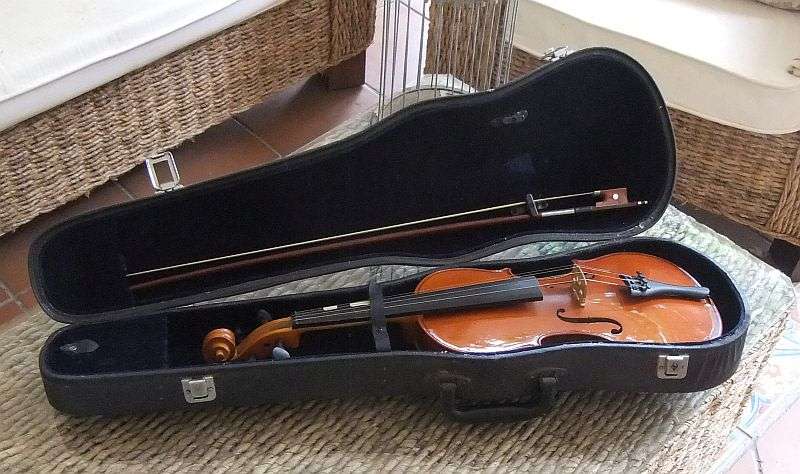 AWESOME FIND !! A STUNNING OLD VIOLIN WITH BOW AND RESIN IN ORIGINAL BOX !! IN WORKING ORDER !!