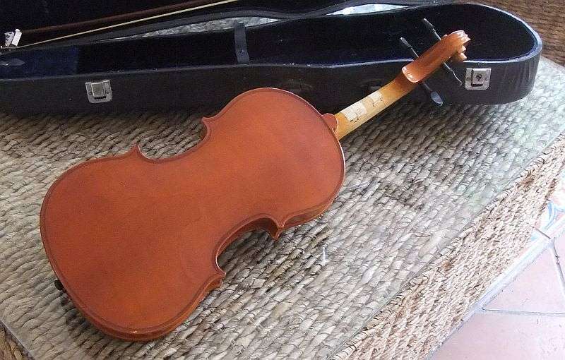 AWESOME FIND !! A STUNNING OLD VIOLIN WITH BOW AND RESIN IN ORIGINAL BOX !! IN WORKING ORDER !!