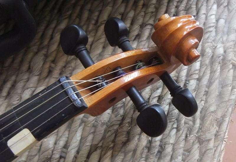 AWESOME FIND !! A STUNNING OLD VIOLIN WITH BOW AND RESIN IN ORIGINAL BOX !! IN WORKING ORDER !!