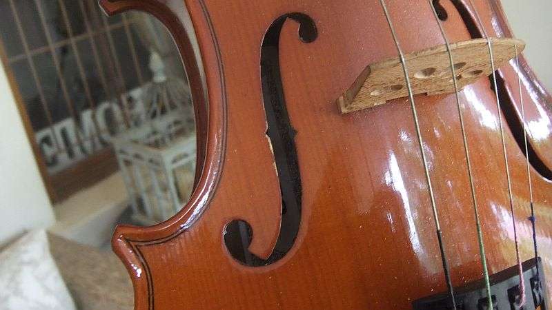 AWESOME FIND !! A STUNNING OLD VIOLIN WITH BOW AND RESIN IN ORIGINAL BOX !! IN WORKING ORDER !!