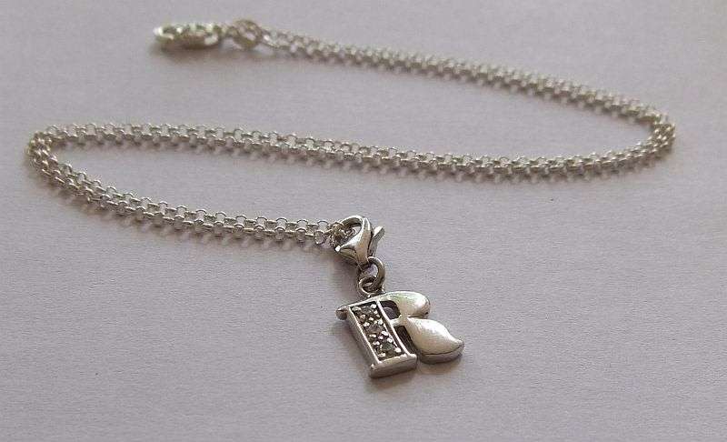 A FABULOUS ROUND LINK STERLING SILVER NECKLACE WITH A STERLING SILVER INITIAL "R" PENDANT !! SWEET !