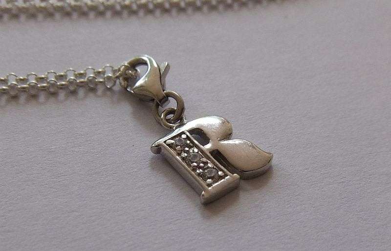 A FABULOUS ROUND LINK STERLING SILVER NECKLACE WITH A STERLING SILVER INITIAL "R" PENDANT !! SWEET !