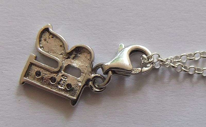 A FABULOUS ROUND LINK STERLING SILVER NECKLACE WITH A STERLING SILVER INITIAL "R" PENDANT !! SWEET !