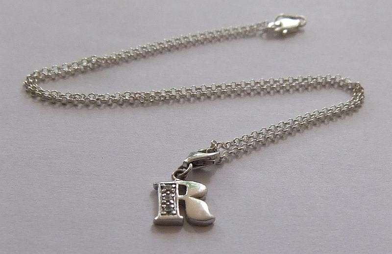 A FABULOUS ROUND LINK STERLING SILVER NECKLACE WITH A STERLING SILVER INITIAL "R" PENDANT !! SWEET !