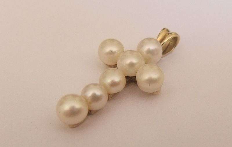 WOW !! A CHARMING VINTAGE 9CT GOLD CROSS PENDANT SET WITH SEVEN GENUINE PEARLS !! RARE FIND !!
