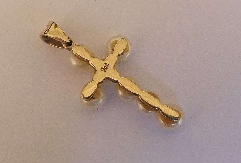 WOW !! A CHARMING VINTAGE 9CT GOLD CROSS PENDANT SET WITH SEVEN GENUINE PEARLS !! RARE FIND !!