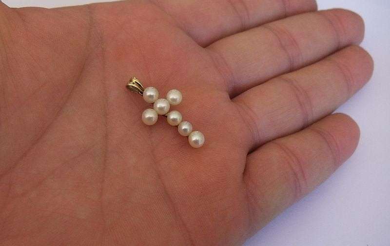 WOW !! A CHARMING VINTAGE 9CT GOLD CROSS PENDANT SET WITH SEVEN GENUINE PEARLS !! RARE FIND !!