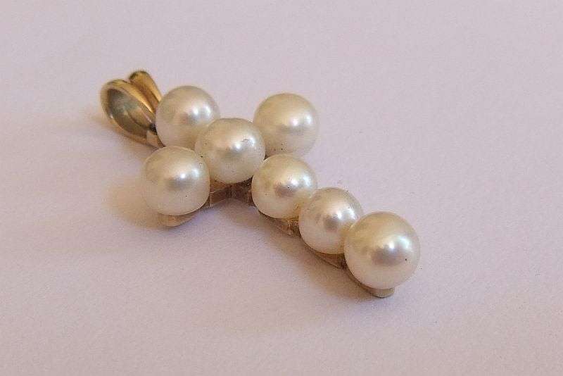 WOW !! A CHARMING VINTAGE 9CT GOLD CROSS PENDANT SET WITH SEVEN GENUINE PEARLS !! RARE FIND !!
