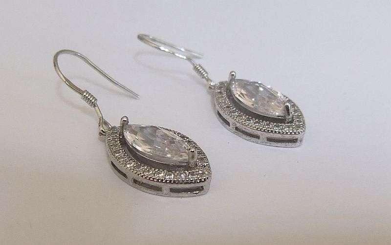 STUNNER !! AN EYE CATCHING PAIR OF STERLING SILVER EARRINGS WITH BEAUTIFULLY FACETED STONES !! WOW !