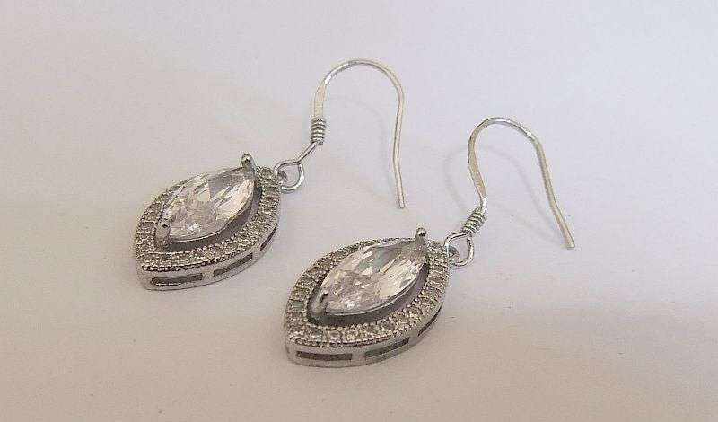 STUNNER !! AN EYE CATCHING PAIR OF STERLING SILVER EARRINGS WITH BEAUTIFULLY FACETED STONES !! WOW !