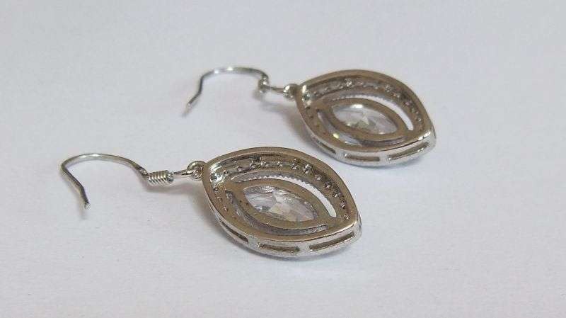 STUNNER !! AN EYE CATCHING PAIR OF STERLING SILVER EARRINGS WITH BEAUTIFULLY FACETED STONES !! WOW !