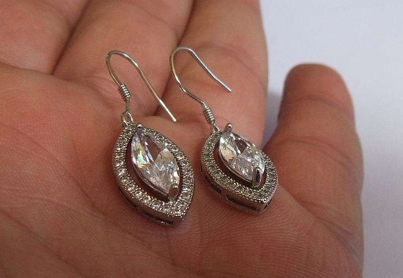 STUNNER !! AN EYE CATCHING PAIR OF STERLING SILVER EARRINGS WITH BEAUTIFULLY FACETED STONES !! WOW !