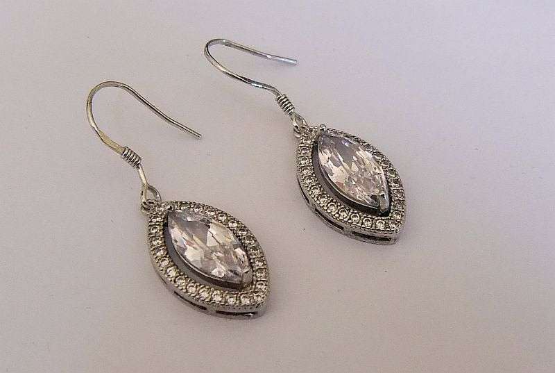STUNNER !! AN EYE CATCHING PAIR OF STERLING SILVER EARRINGS WITH BEAUTIFULLY FACETED STONES !! WOW !
