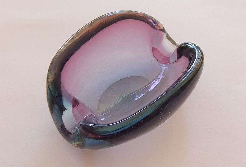WOW !! A FABULOUS VINTAGE 1950`S GENUINE MURANO SOLID BLOWN GLASS ASHTRAY IN GREAT CONDITION !!