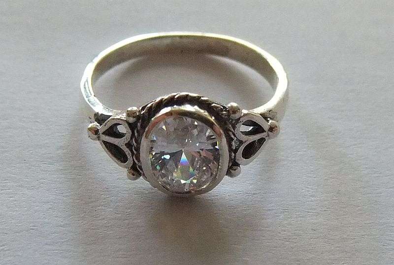 A FABULOUS SOLID STERLING SILVER RING SET WITH AN AMAZING CLEAR FACETED STONE !! FREE COMBINING !!