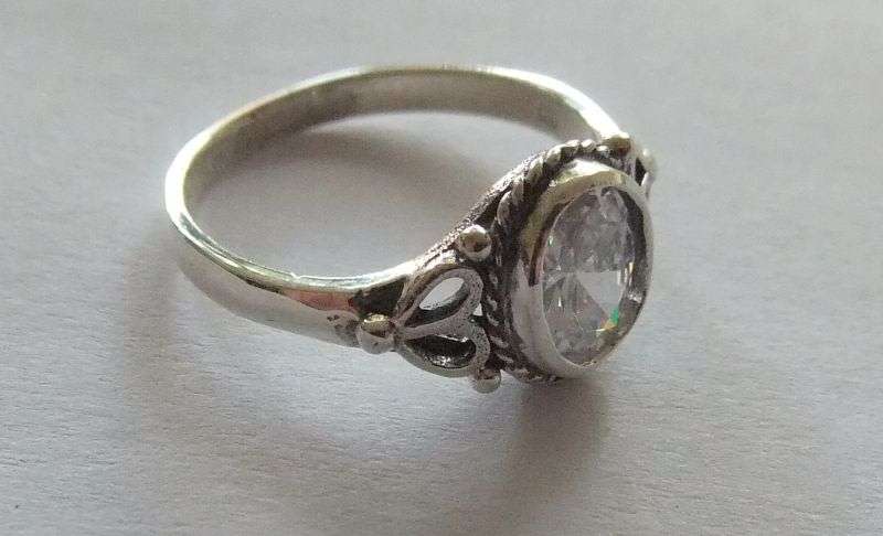 A FABULOUS SOLID STERLING SILVER RING SET WITH AN AMAZING CLEAR FACETED STONE !! FREE COMBINING !!