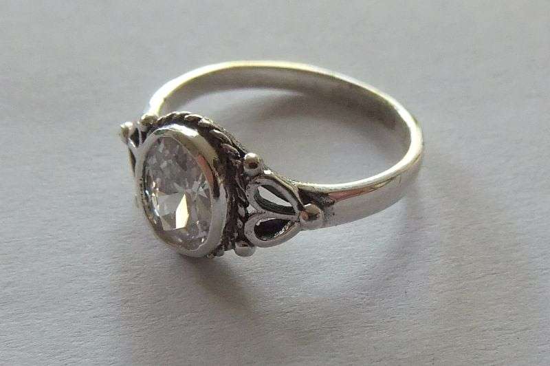 A FABULOUS SOLID STERLING SILVER RING SET WITH AN AMAZING CLEAR FACETED STONE !! FREE COMBINING !!