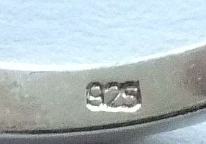 A FABULOUS SOLID STERLING SILVER RING SET WITH AN AMAZING CLEAR FACETED STONE !! FREE COMBINING !!