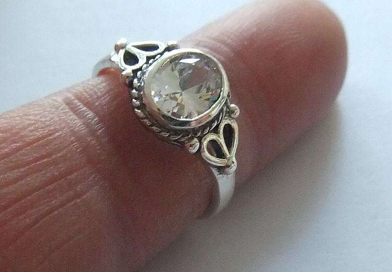 A FABULOUS SOLID STERLING SILVER RING SET WITH AN AMAZING CLEAR FACETED STONE !! FREE COMBINING !!