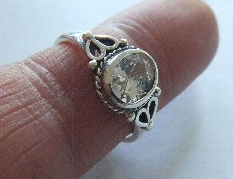 A FABULOUS SOLID STERLING SILVER RING SET WITH AN AMAZING CLEAR FACETED STONE !! FREE COMBINING !!