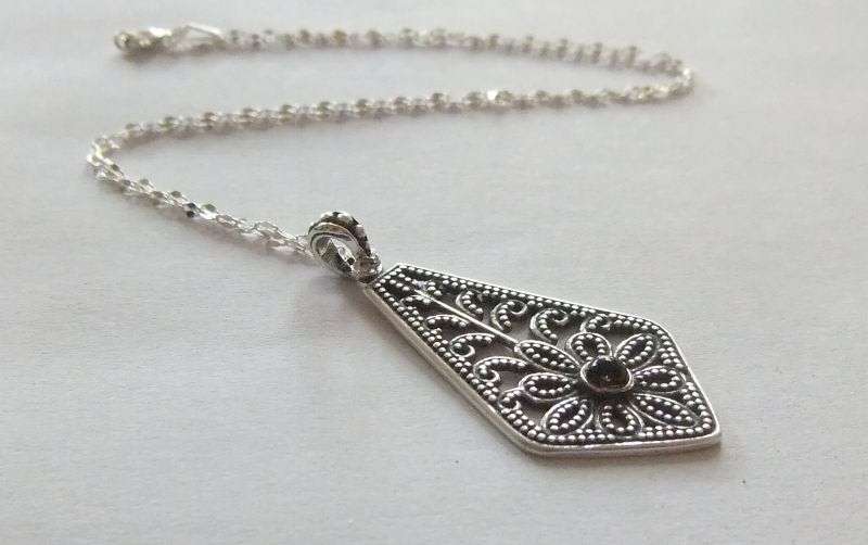 WOW !! A FASCINATING "KITE" SHAPED STERLING SILVER PENDANT & A STERLING SILVER NECKLACE !!