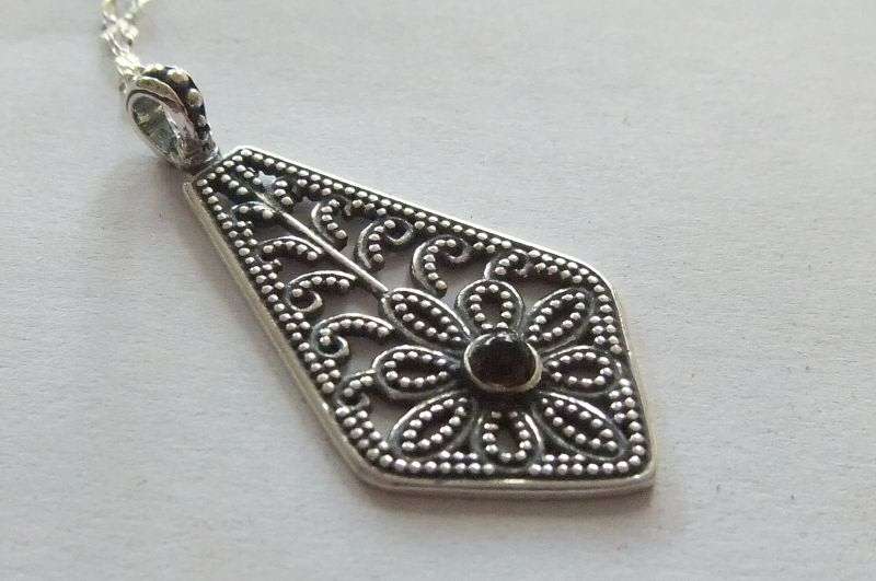 WOW !! A FASCINATING "KITE" SHAPED STERLING SILVER PENDANT & A STERLING SILVER NECKLACE !!