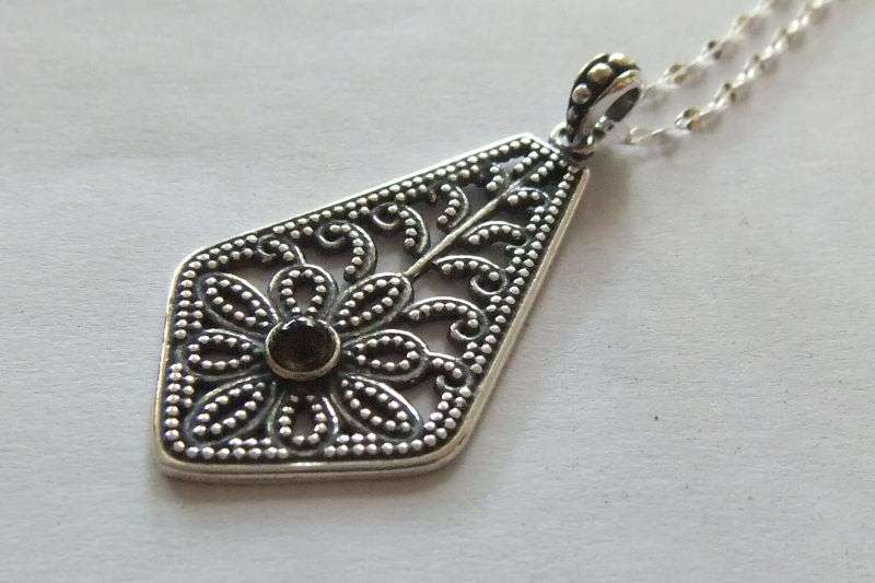 WOW !! A FASCINATING "KITE" SHAPED STERLING SILVER PENDANT & A STERLING SILVER NECKLACE !!