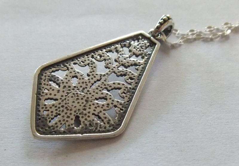 WOW !! A FASCINATING "KITE" SHAPED STERLING SILVER PENDANT & A STERLING SILVER NECKLACE !!