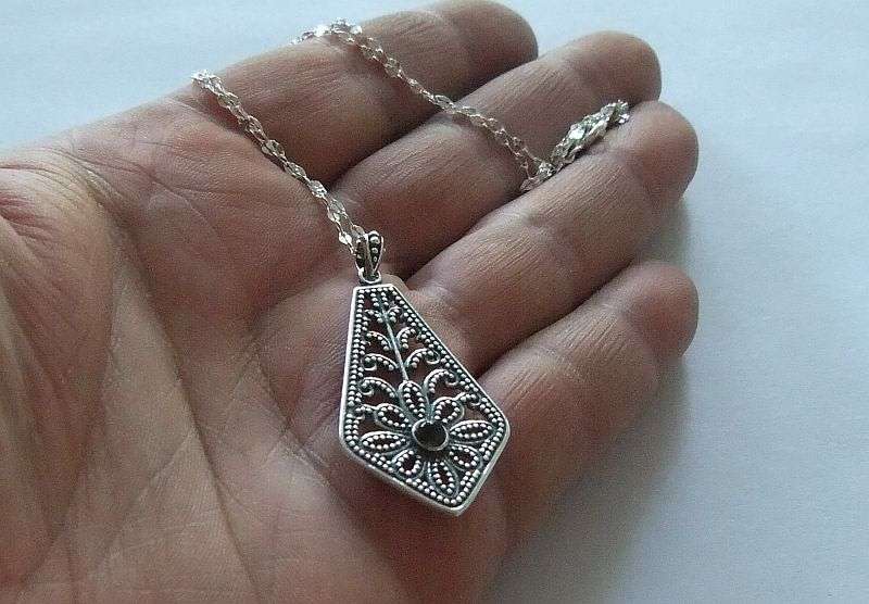 WOW !! A FASCINATING "KITE" SHAPED STERLING SILVER PENDANT & A STERLING SILVER NECKLACE !!