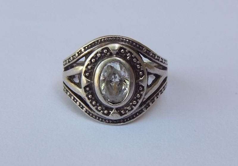 WOW !! A CLASSY WIDE SOLID STERLING SILVER RING SET WITH A FACETED CLEAR STONE !! FREE COMBINING !!