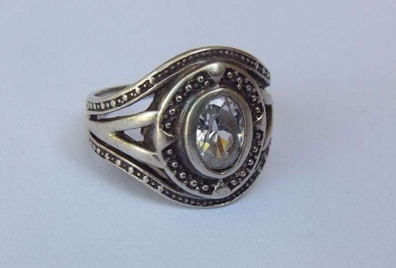 WOW !! A CLASSY WIDE SOLID STERLING SILVER RING SET WITH A FACETED CLEAR STONE !! FREE COMBINING !!