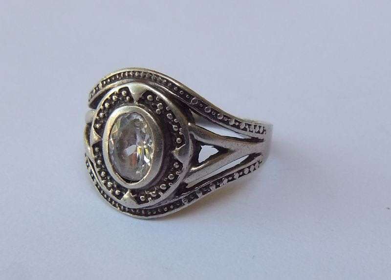 WOW !! A CLASSY WIDE SOLID STERLING SILVER RING SET WITH A FACETED CLEAR STONE !! FREE COMBINING !!