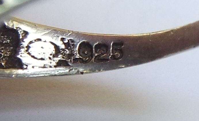 WOW !! A CLASSY WIDE SOLID STERLING SILVER RING SET WITH A FACETED CLEAR STONE !! FREE COMBINING !!