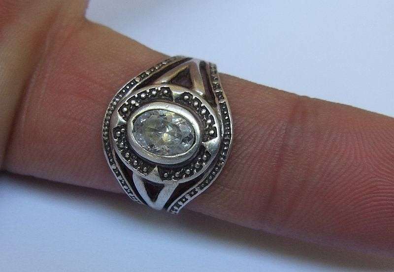 WOW !! A CLASSY WIDE SOLID STERLING SILVER RING SET WITH A FACETED CLEAR STONE !! FREE COMBINING !!