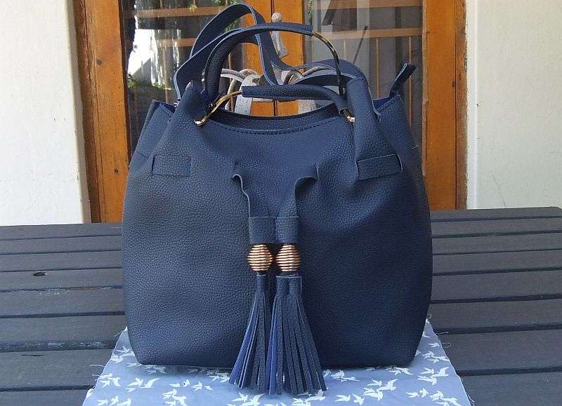 A SOPHISTICATED LEATHER LOOK NAVY BLUE LADIES HANDBAG !! BRAND NEW !! FREE COMBINING !! WOW !!