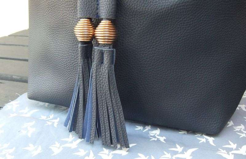 A SOPHISTICATED LEATHER LOOK NAVY BLUE LADIES HANDBAG !! BRAND NEW !! FREE COMBINING !! WOW !!