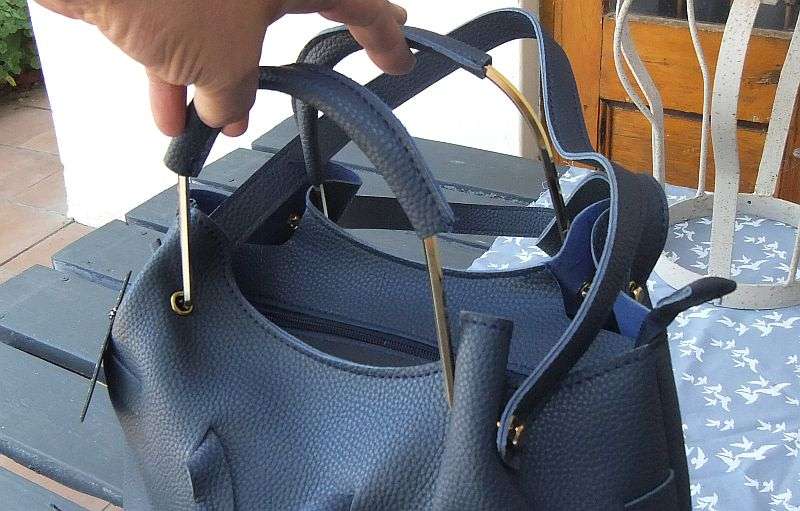A SOPHISTICATED LEATHER LOOK NAVY BLUE LADIES HANDBAG !! BRAND NEW !! FREE COMBINING !! WOW !!