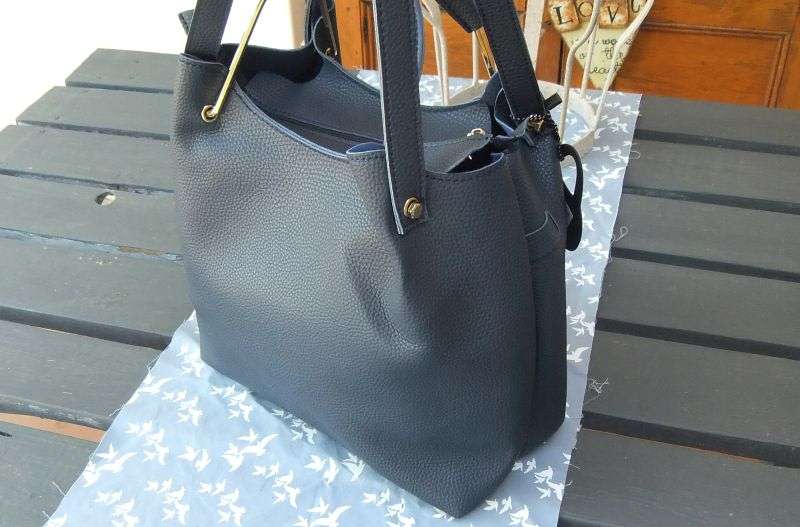 A SOPHISTICATED LEATHER LOOK NAVY BLUE LADIES HANDBAG !! BRAND NEW !! FREE COMBINING !! WOW !!