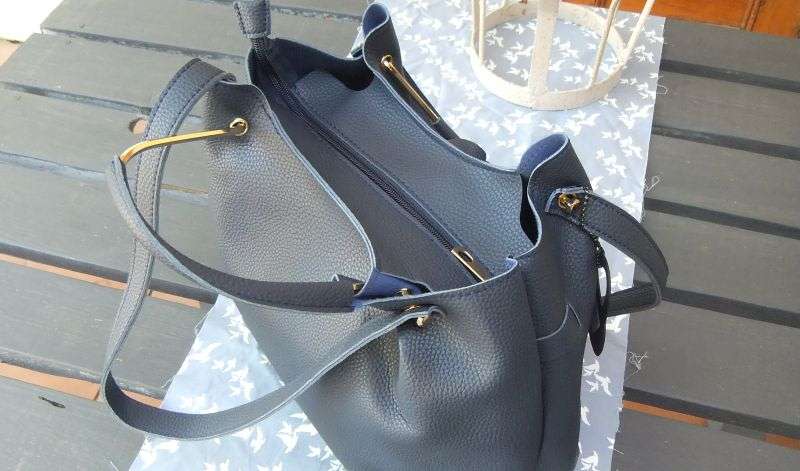 A SOPHISTICATED LEATHER LOOK NAVY BLUE LADIES HANDBAG !! BRAND NEW !! FREE COMBINING !! WOW !!