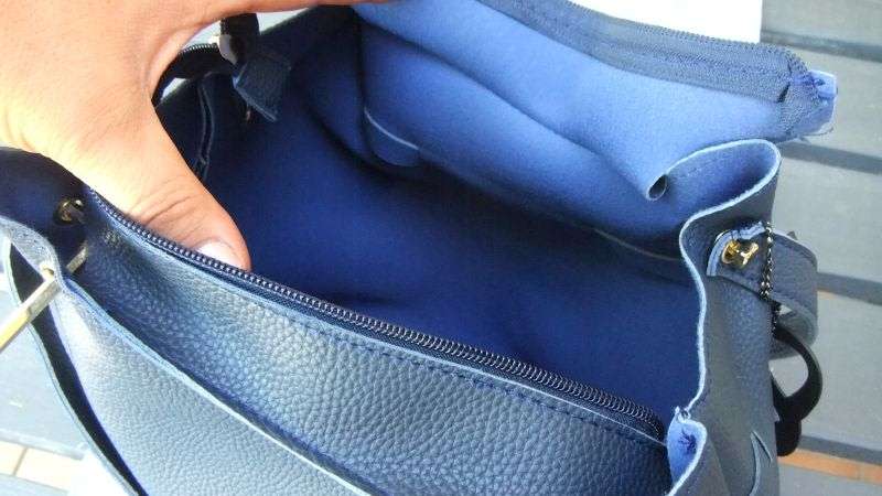A SOPHISTICATED LEATHER LOOK NAVY BLUE LADIES HANDBAG !! BRAND NEW !! FREE COMBINING !! WOW !!