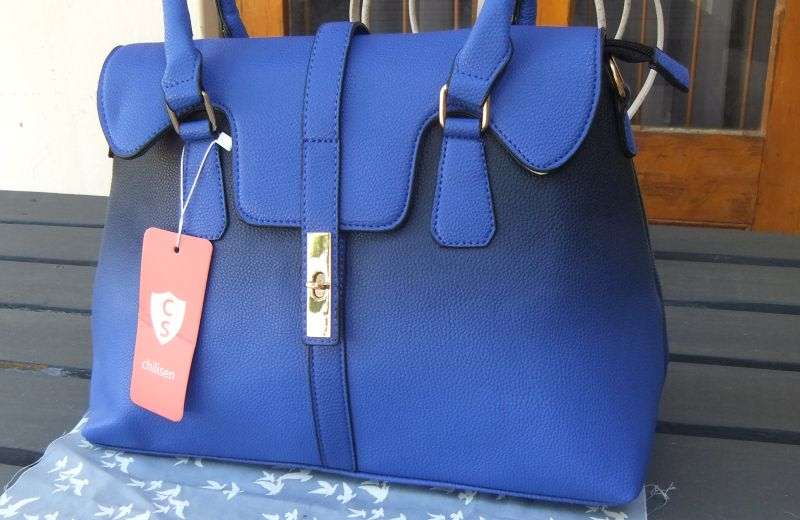 A GORGEOUS LEATHER LOOK LADIES HANDBAG IN DIFFERENT SHADES OF BLUE !! BRAND NEW !! FREE COMBINING !!